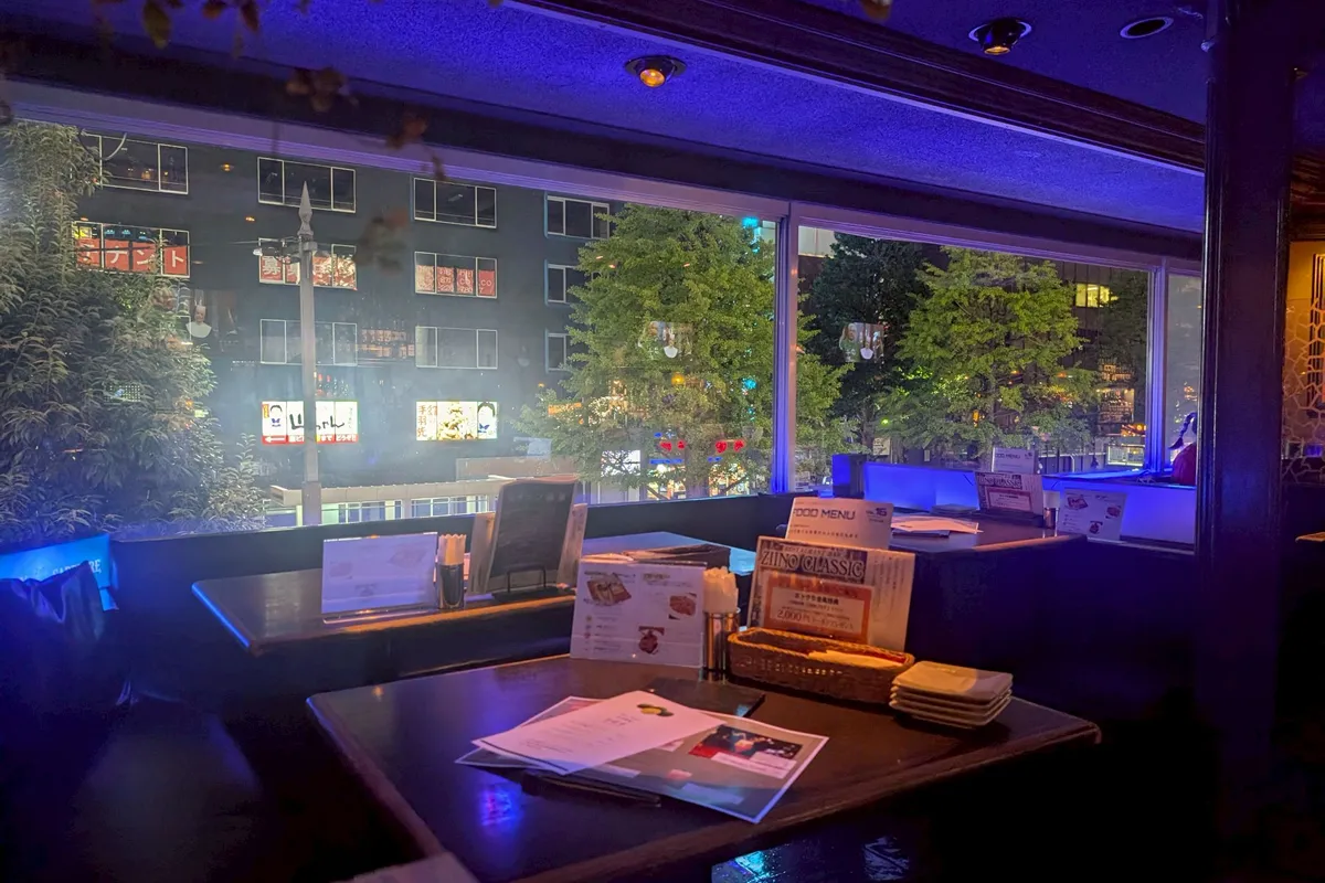 広瀬通、窓側の夜景席