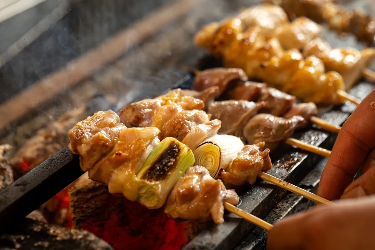 職人の丁寧な手さばきで次々焼きあがる焼き鳥