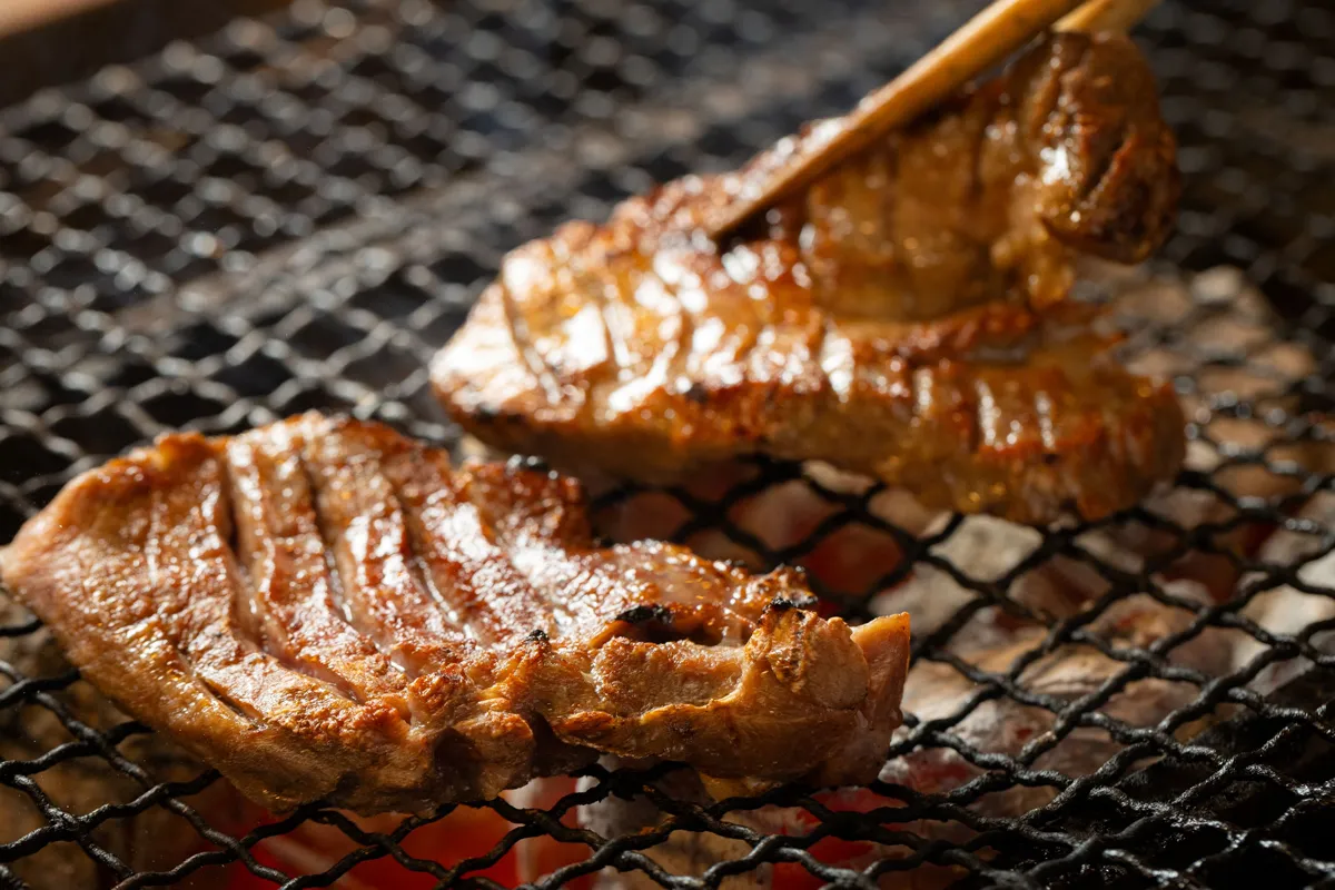 仙台名物牛タンも炭火でじっくりおいしく頂けます