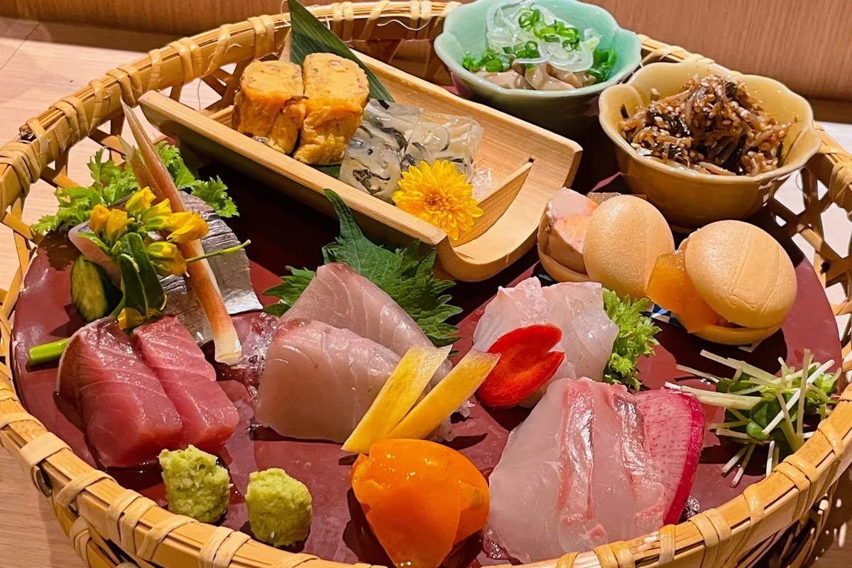 焼鳥晴れの日名物　旬魚刺身の「晴れ盛り」