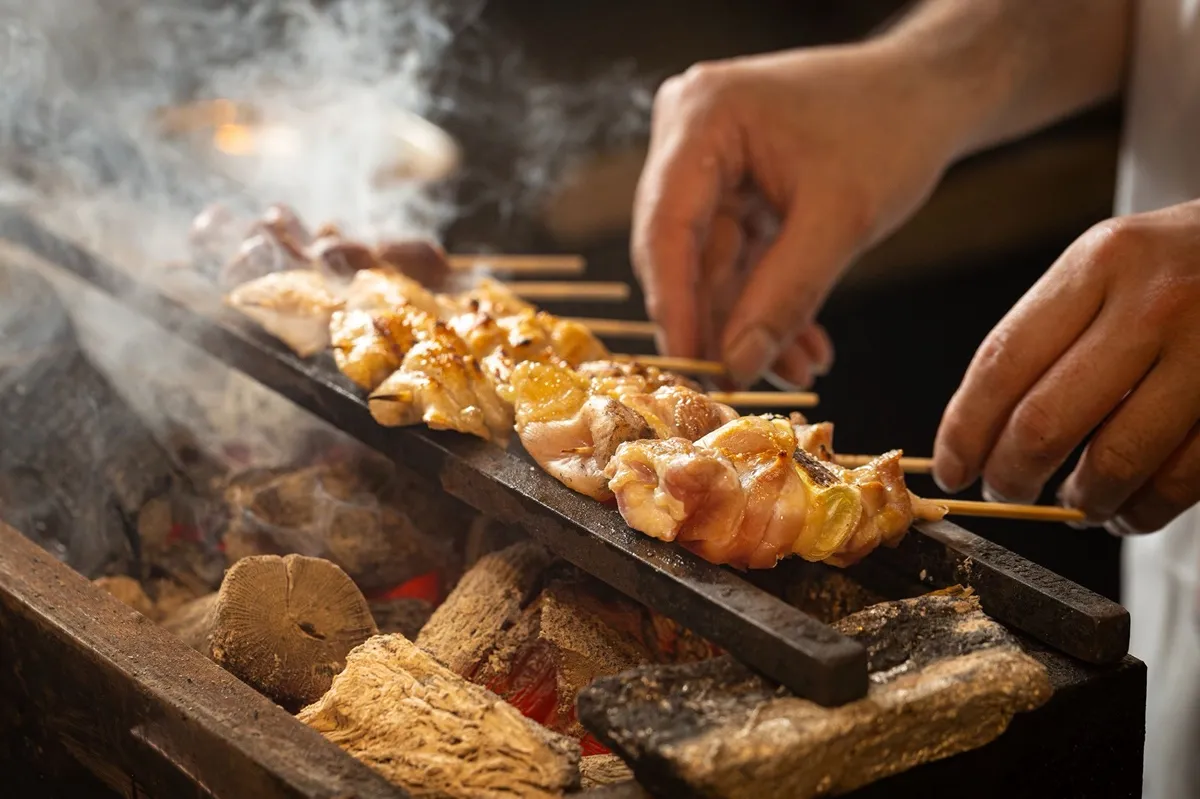 ピンピン音を立てる備長炭が食欲をそそる高級焼鳥