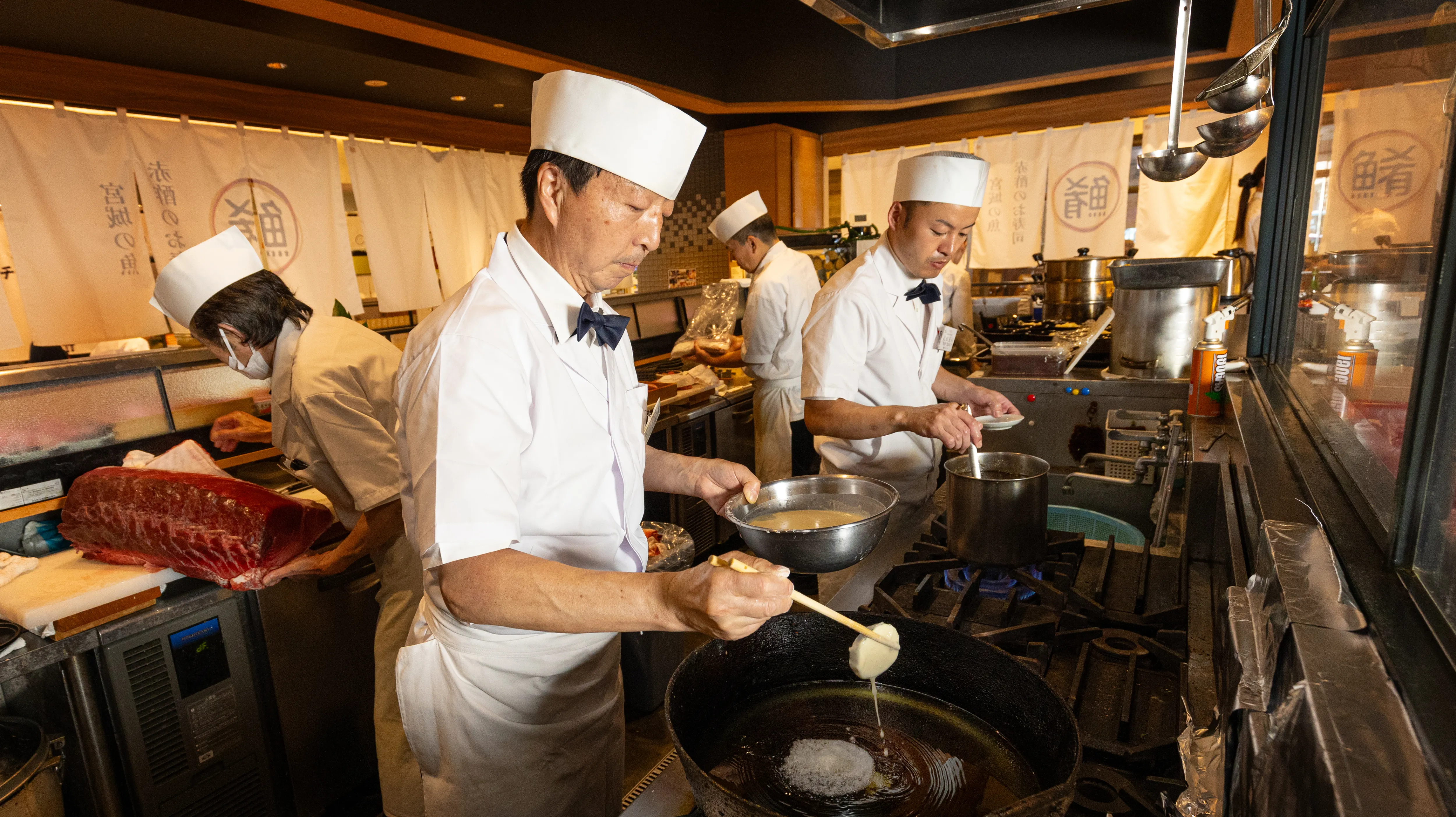 華やかな刺身盛り合わせと日本酒